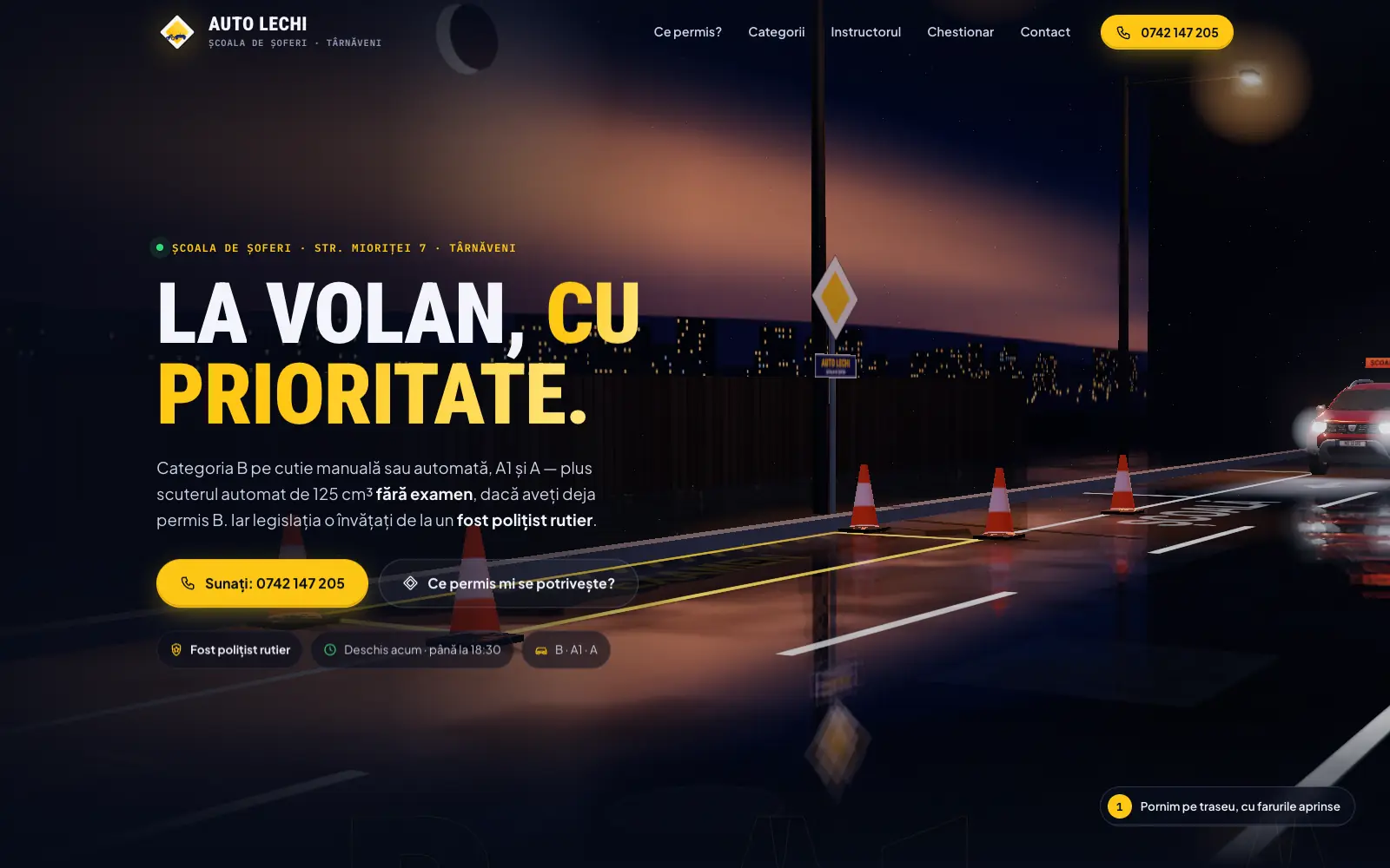 Noaptea, pe o stradă udă: mașina roșie a școlii AUTO LECHI parcată lateral între conuri, sub indicatorul Drum cu prioritate